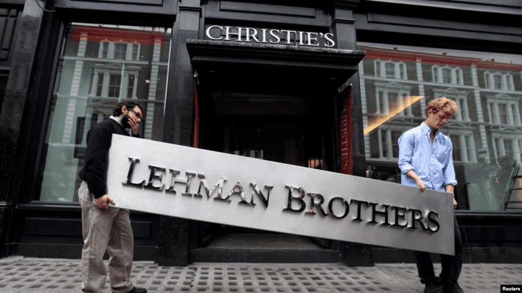 雷曼兄弟 (Lehman Brothers) 銀行破產摘牌畫面(圖源:Reuters)